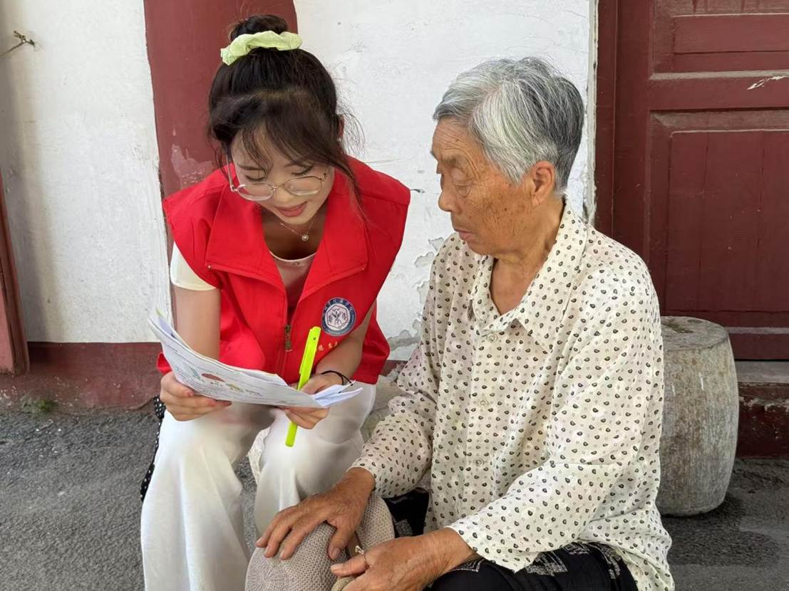 4.图为志愿者为居民科普中医养生知识。李佳滋 供图